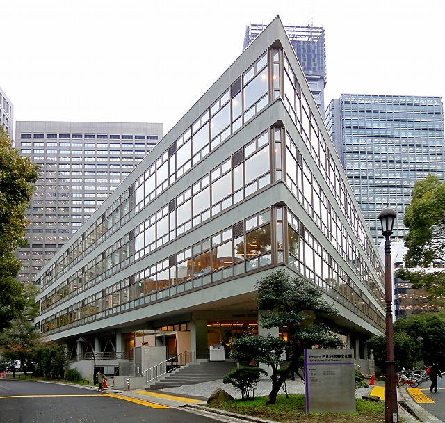三角形の建物である東京都千代田区立日比谷図書文化館。写真・山根一眞