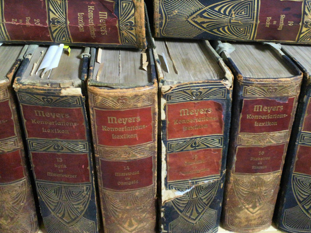 110年前に出版された百科事典『Meyers Großes Konversations-Lexikon 1905』。かなり劣化が進んでいる。（写真・山根一眞）