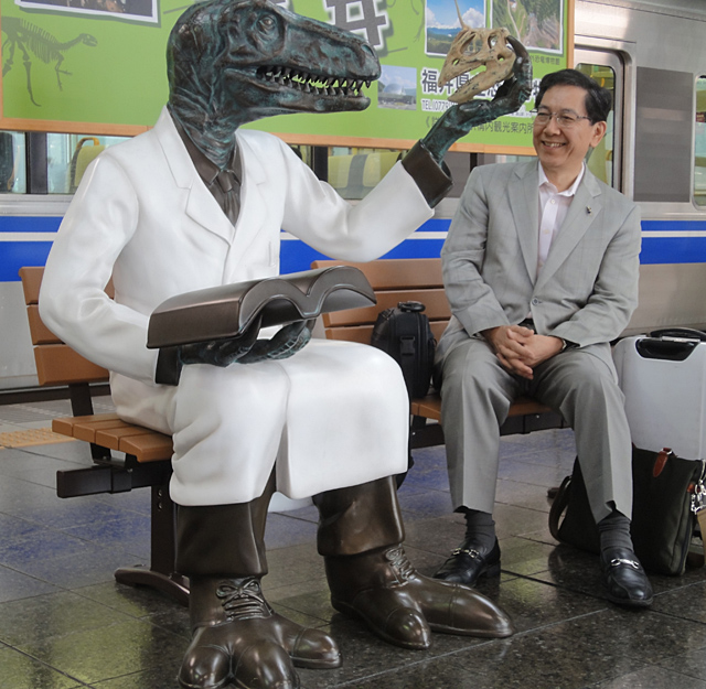 福井駅ホームのベンチで会った恐竜博士と山根。（写真･山根事務所）