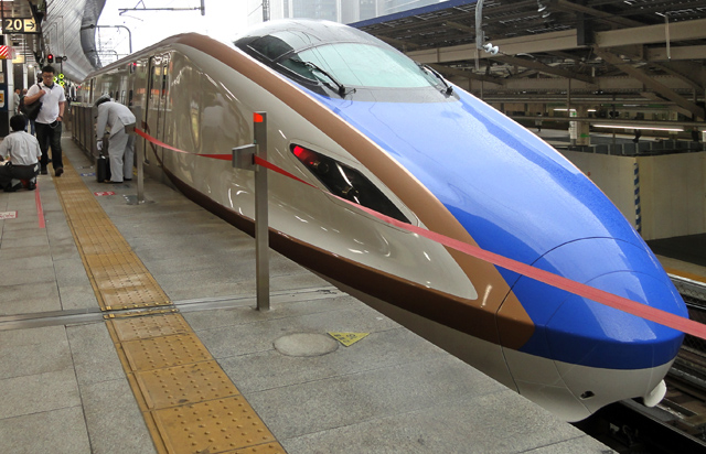 2015年3月14に開業した北陸新幹線（東京駅ホーム）。東京～金沢が最速で2時間28分で結ばれた。数多いトンネル内ではネット接続が切れるので「仕事にならない」というビジネスマンが多いが……。（写真・山根一眞）
