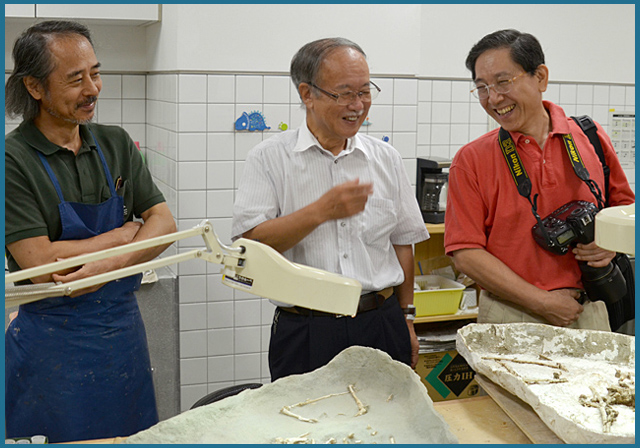 2014年8月、福井県立恐竜博物館に東特別館長を訪ねた時の様子。（写真・山根事務所）