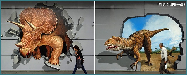 福井駅外壁の3D風恐竜壁画。おじちゃんもおばちゃんも、当たり前のように通り過ぎていくところが福井です。（写真：山根一眞）