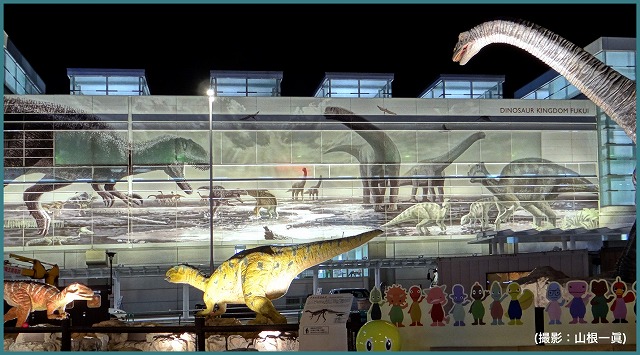 2016年の年明け早々に訪ねた福井駅にはさらなる恐竜壁画が……。